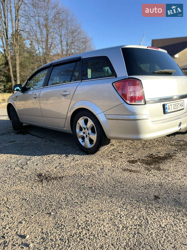 Универсал Opel Astra 2010 в Калуше