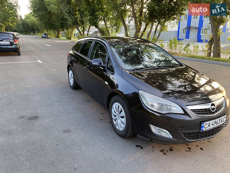Универсал Opel Astra 2011 в Черкассах