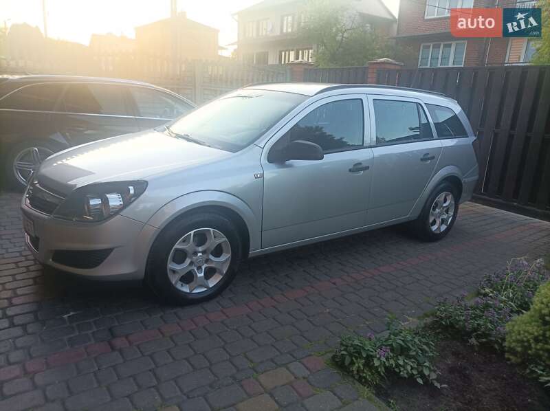 Універсал Opel Astra 2010 в Лукові