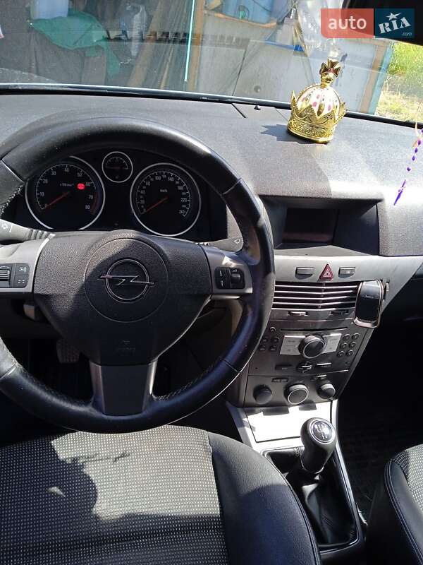 Хэтчбек Opel Astra 2004 в Новом Роздоле