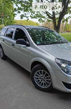 Універсал Opel Astra 2010 в Рівному