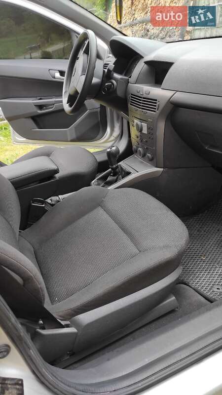 Універсал Opel Astra 2004 в Чернівцях