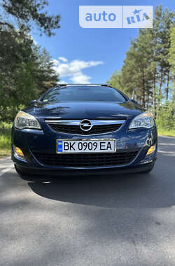 Универсал Opel Astra 2011 в Рокитном