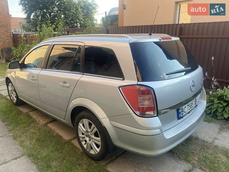 Универсал Opel Astra 2010 в Львове