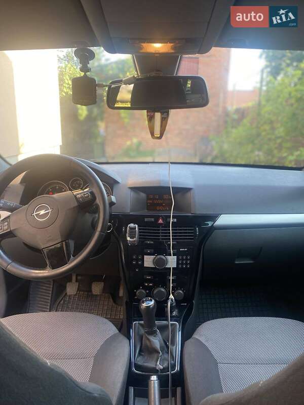 Универсал Opel Astra 2010 в Львове