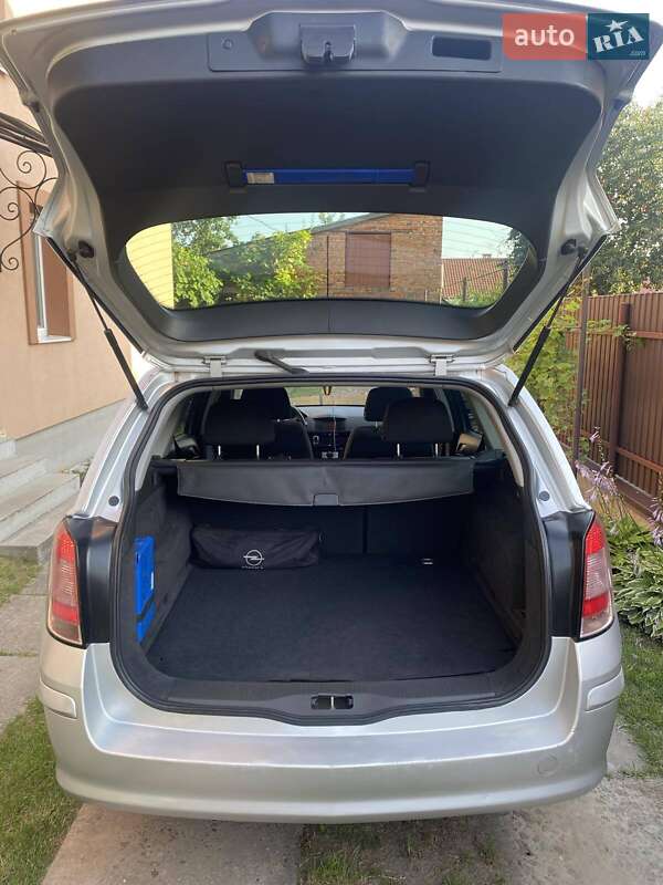 Универсал Opel Astra 2010 в Львове