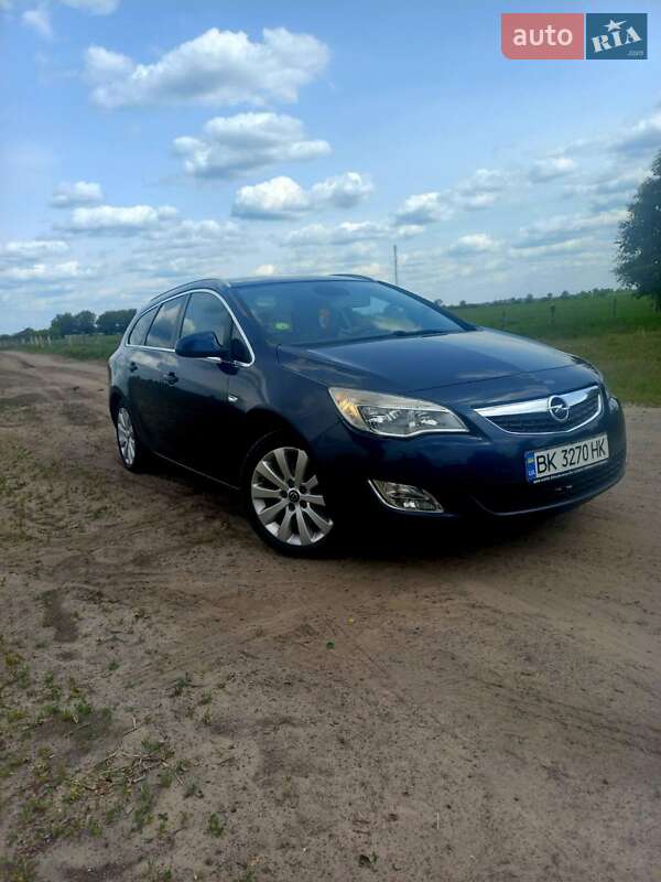 Універсал Opel Astra 2011 в Сарнах