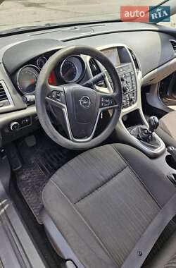 Универсал Opel Astra 2012 в Ровно