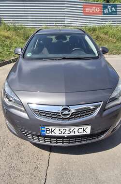 Универсал Opel Astra 2012 в Ровно