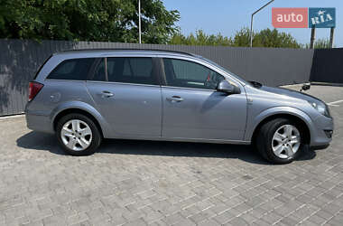 Універсал Opel Astra 2010 в Рівному