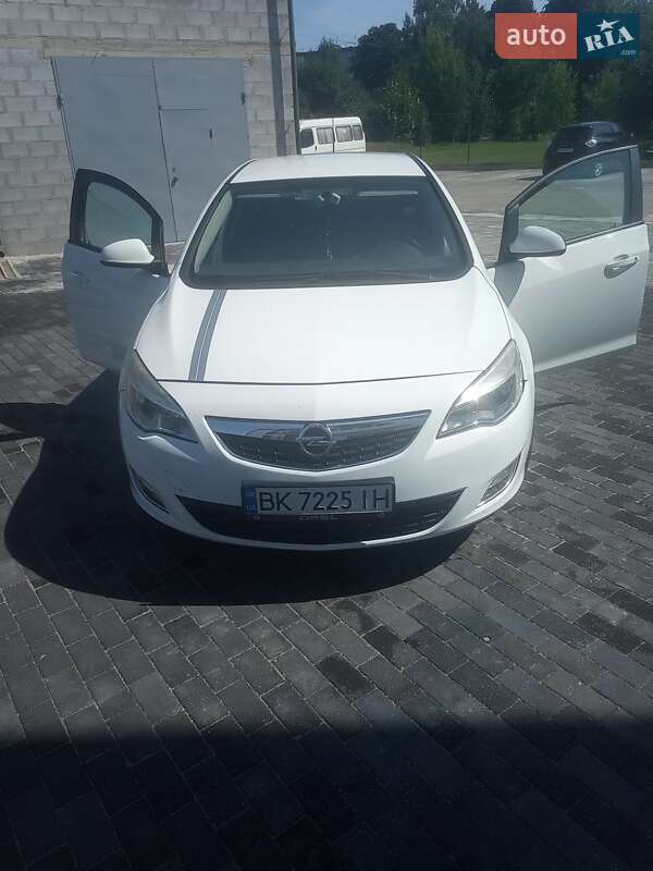 Хэтчбек Opel Astra 2012 в Дубно
