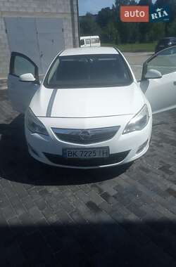 Хэтчбек Opel Astra 2012 в 
