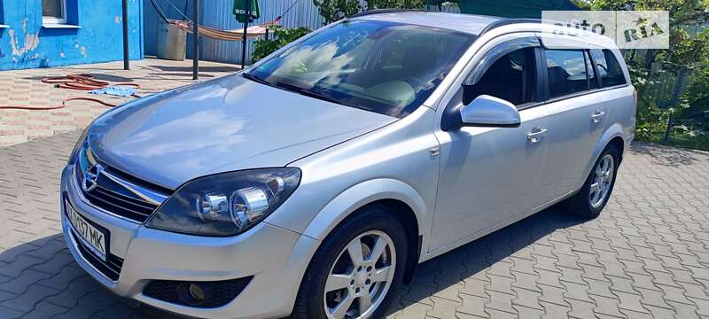 Універсал Opel Astra 2010 в Лозовій