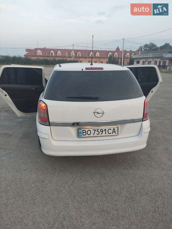 Универсал Opel Astra 2011 в Бережанах