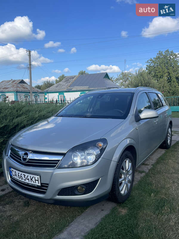 Универсал Opel Astra 2010 в Умани