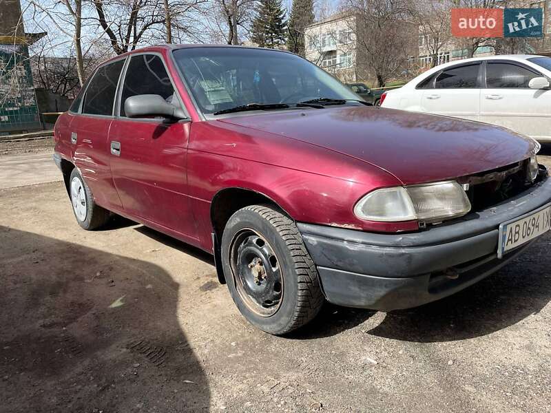 Седан Opel Astra 1996 в Покровске