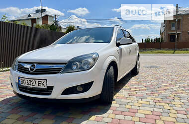 Універсал Opel Astra 2010 в Тернополі