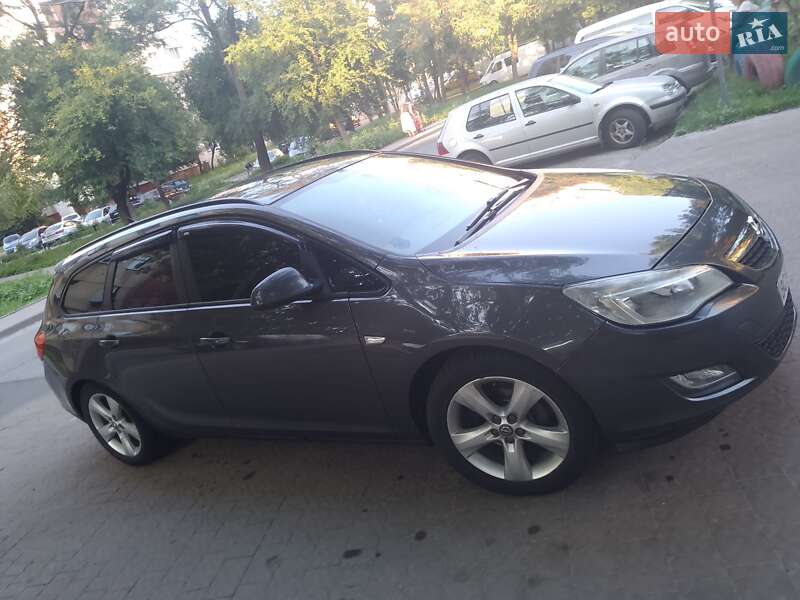 Универсал Opel Astra 2012 в Львове