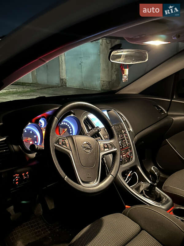 Універсал Opel Astra 2012 в Кривому Розі