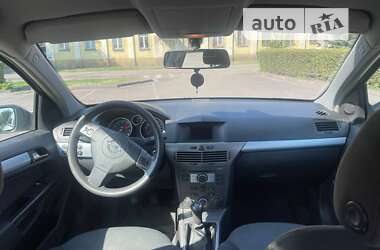 Хэтчбек Opel Astra 2005 в 