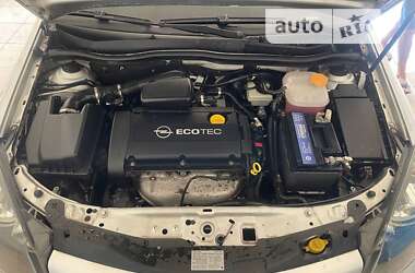 Хэтчбек Opel Astra 2005 в 