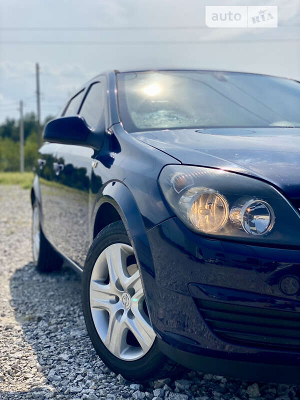 Универсал Opel Astra 2012 в Новояворовске