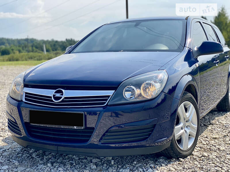 Универсал Opel Astra 2012 в Новояворовске