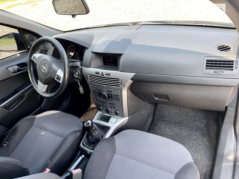 Универсал Opel Astra 2012 в Новояворовске
