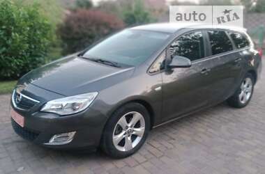 Универсал Opel Astra 2011 в Ровно