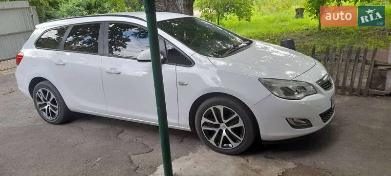 Универсал Opel Astra 2011 в Ровно