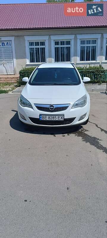 Универсал Opel Astra 2011 в Ровно