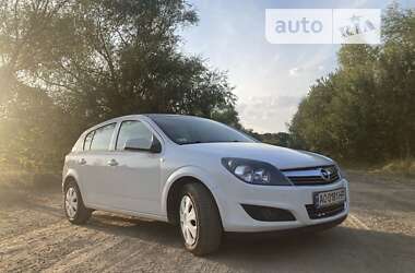 Хэтчбек Opel Astra 2012 в Берегово