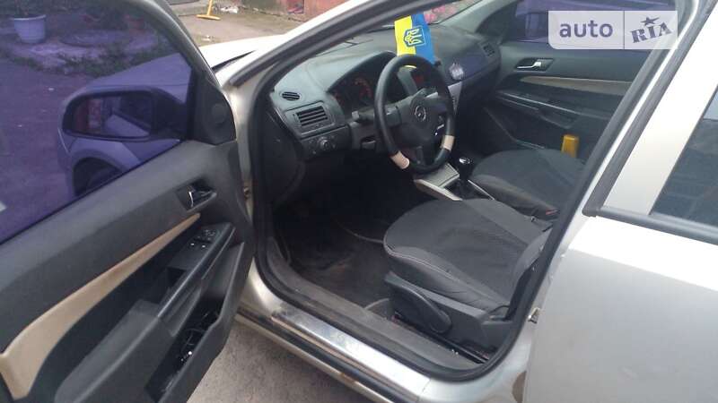 Хэтчбек Opel Astra 2007 в Коростене