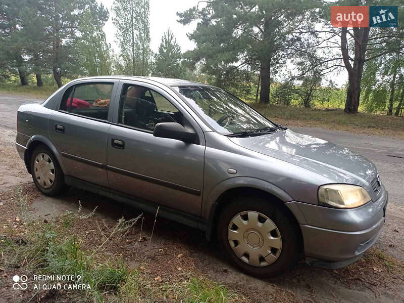 Седан Opel Astra 2006 в Владимирце