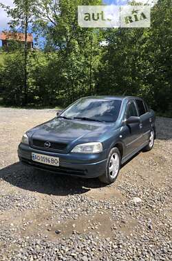 Седан Opel Astra 2004 в Рахове