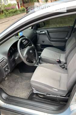 Седан Opel Astra 2004 в Львові