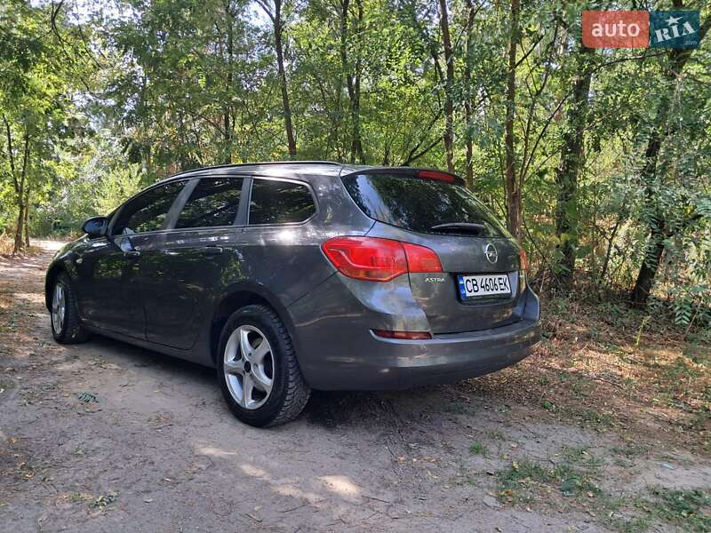 Универсал Opel Astra 2011 в Чернигове