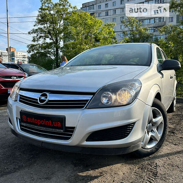 Універсал Opel Astra 2010 в Сумах