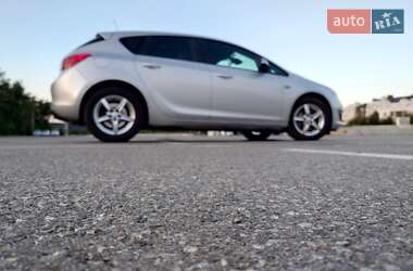 Хэтчбек Opel Astra 2014 в 