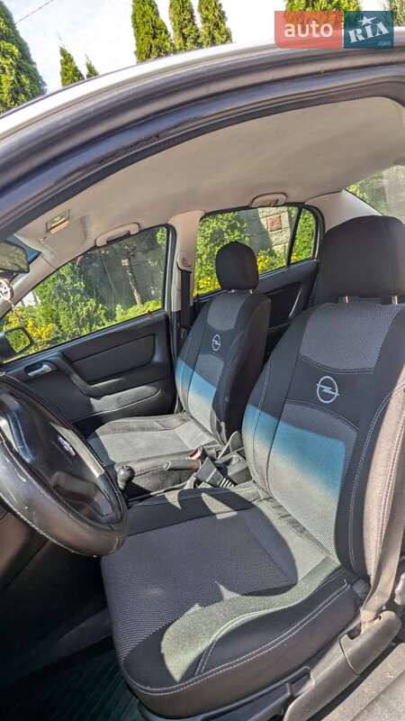 Седан Opel Astra 2006 в Ровно