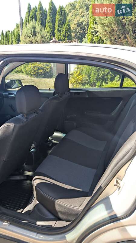 Седан Opel Astra 2006 в Ровно