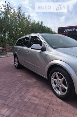 Універсал Opel Astra 2010 в Рівному