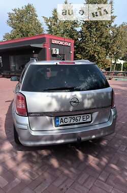 Універсал Opel Astra 2010 в Рівному