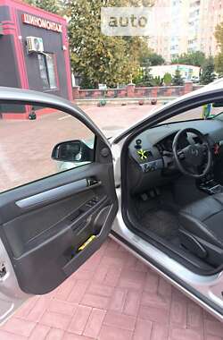 Універсал Opel Astra 2010 в Рівному