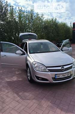 Універсал Opel Astra 2010 в Рівному