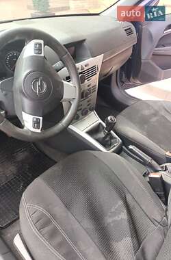 Хэтчбек Opel Astra 2012 в 