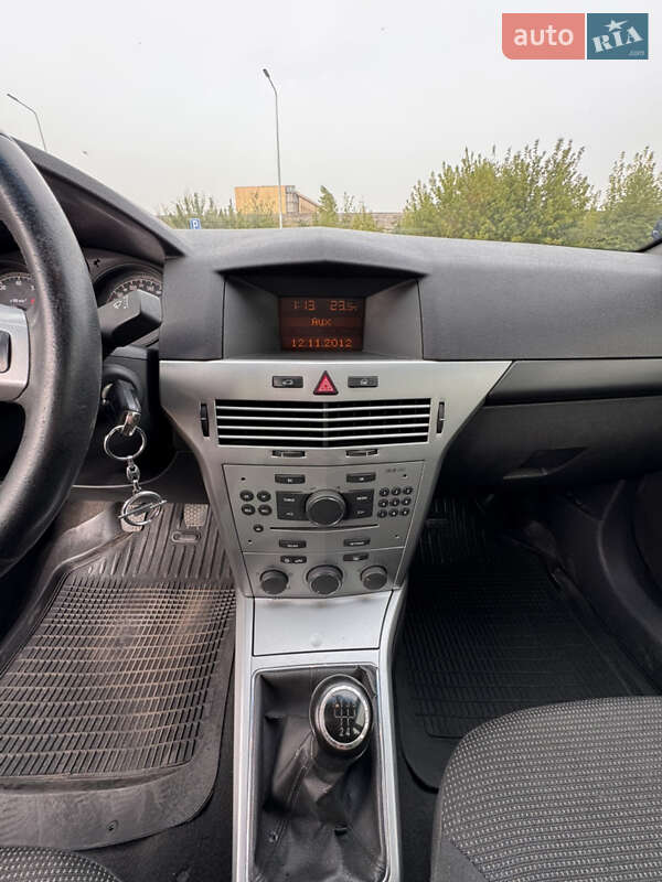 Седан Opel Astra 2013 в Кривому Розі