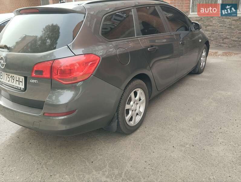 Универсал Opel Astra 2011 в Полтаве