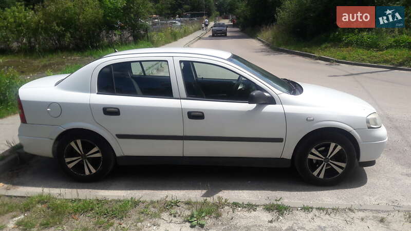 Седан Opel Astra 2008 в Львові