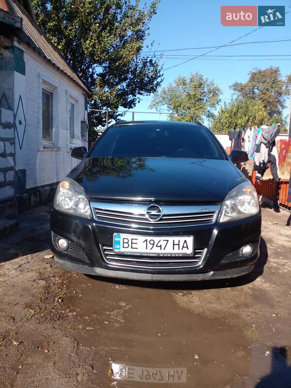 Универсал Opel Astra 2010 в Новом Буге